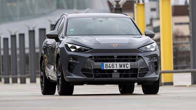 Frontansicht eines Cupra Terramar VZ 2.0 TSI 195 kW auf einem modernen Parkplatz. Das Fahrzeug ist in grauer Lackierung mit markantem Cupra-Logo zu sehen.