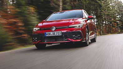 VW Golf GTI auf einer Landstraße, aufgenommen in der Bewegung, frontal fotografiert.