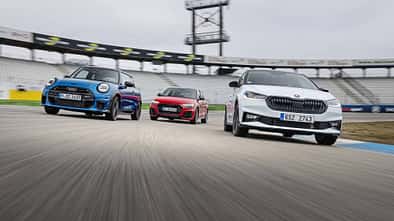 Drei Kompaktfahrzeuge – Skoda Fabia 130, MINI Cooper S und Audi A1 – fahren nebeneinander auf der Rennstrecke Hockenheim.