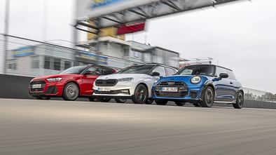 Skoda Fabia 130, MINI Cooper S, Audi A1, Kompaktwagen, Hockenheim, Vergleichstest, 1.5 TSI, 40 TFSI, Rennstrecke, Kleinwagen Drei Kompaktwagen (Skoda Fabia 130, MINI Cooper S, Audi A1) fahren nebeneinander auf einer Rennstrecke am Hockenheimring.