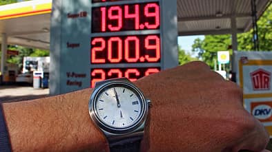 Tankstelle Kraftstoffpreisanpassungsgesetz Spritpreisbremse 12-Uhr-Regel Armbanduhr Symbolbild