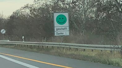 Smiley-Schild an der Autobahn