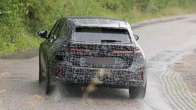 Der Erlkönig BMW i3 Touring trägt noch am Heck und an der Front die auffällige schwarz-weiße Tarnung