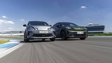 Zwei Elektrofahrzeuge, Cupra Raval und Alpine A290GTS, fahren nebeneinander auf der Rennstrecke Hockenheim.