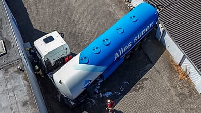 Tank-Lkw eingeklemmt
