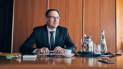 Jörg Rheinländer 
ist seit 2017 Vorstandsmitglied der HUK-Coburg. Der Diplom-Physiker und promovierte Mathematiker verantwortet die Bereiche Kraftfahrtversicherung, Aktuariat Komposit sowie Haftpflicht-, Unfall- und Sachversicherung.
