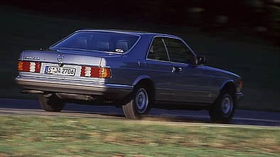 Mercedes-Benz 380 SEC in Fahrt von seitlich hinten 