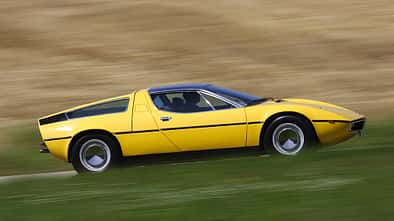 Maserati Bora 4.7 in Fahrt - Seitenansicht