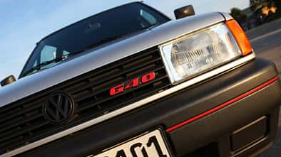 Scheinwerfer und Kühlergrill mit G40-Emblem des VW Polo G40