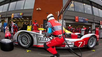 Audi R15 beim Reifenwechsel