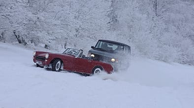 Austin Sprite und Range Rover Vogue
