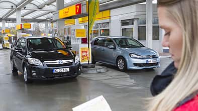 VW Golf TDI Blue Motion, Toyota Auris HSD Tankstelle