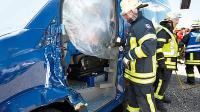 Bei einem Verkehrsunfall bittet die Feuerwehr alle Beteiligten zur Kasse.