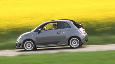 Fiat 500 C Abarth 1.4 T-Jet 16V, Cabrio, Seitenansicht, Ausfahrt
