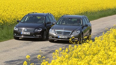 Mercedes E 200 CDI T Elegance, VW Passat Variant Blue TDI Highline, beide Fahrzeuge, Frontansicht, Feldweg