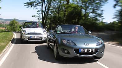 Mini Cooper Cabrio, Mazda MX-5 1.8, beide Fahrzeugen, Frontansicht, Landstraße