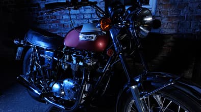 Triumph Bonneville 750, Frontansicht, Nacht