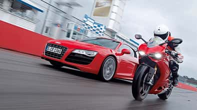 Audi R8 5.2 FSI, Ducati 1199 Panigale S, Seitenansicht