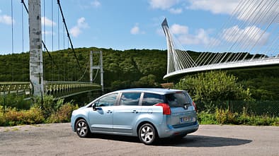 Peugeot 5008 155 THP, Seitenansicht, Brücken