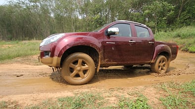 Isuzu D-Max 2,5l Double Cab 4WD, Seitenansicht Wasserdurchfahrt