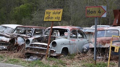 Autofriedhof Bästnäs, Ortsschild