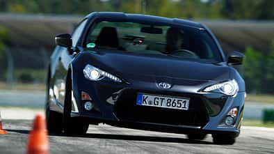Toyota GT86, Frontansicht, Slalom