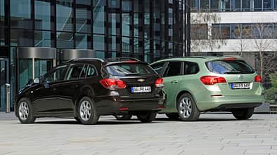 Chevrolet Cruze 1.7 D SW LT+, Opel Astra Sports Tourer 1.7 CDTi Ecoflex Edition, Heckansicht