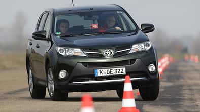Toyota RAV4 2.0 D-4D, Frontansicht, Slalom