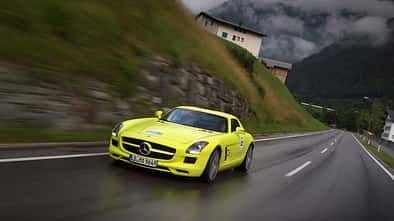 Startnummer 201: Team Daimler im Mercedes-Benz SLS AMG E-CELL, 552 kw, 250 km Reichweite.