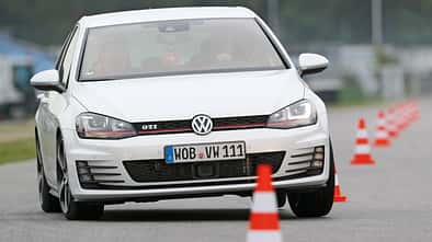 VW Golf GTI Performance, Frontansicht, Slalom