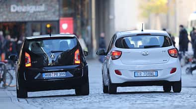 Hyundai i10 blue 1.0 Trend, VW 1.0 high up, Heckansicht