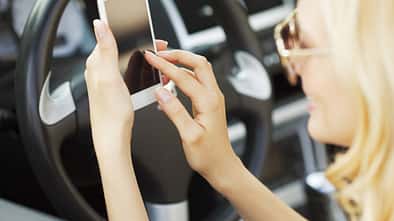 Kostenlose Tanken-Apps helfen Autofahrern dabei, bares Geld zu sparen.