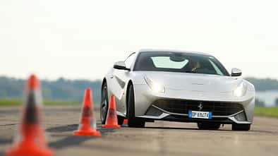 Ferrari F12 Berlinetta, Frontansicht, Slalom