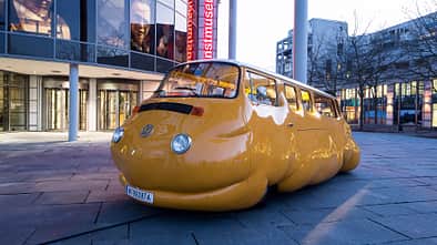  Auszubildende bauen Volkswagen Bulli zum Kunstwerk um