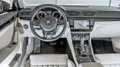 Mercedes E 200, BMW 520i, Skoda Superb VT, AMS1316