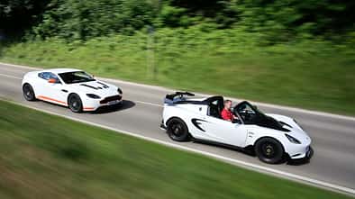 Aston Martin V12 Vantage S, Lotus Elise Cup 250, Seitenansicht