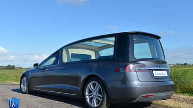 Tesla Model S Leichenwagen