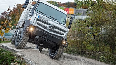 Unimog U 4023 in Schräglage auf dem Außenparcours des Unimog-Museums in Gaggenau.