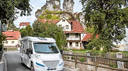 Fränkische Schweiz, Wald und Wandern gut, Tüchersfeld, Püttlachtal. Ortsdurchfahrt durch das Dorf Tüchersfeld im Püttlachtal.