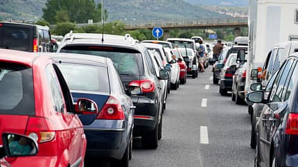 autofahrt,verkehrsaufkommen,autobahnstau,rückreiseverkehr,cars,reiseverkehr,fahrt,anhalten,staugefahr,rückreise,verkehr,stau,autos,stillstand,schaulustig,urlaubsverkehr,wohnwagen,mittendrin,autoroute,highway,traffic jam,reisen,autobahn,ausland,reise,warten,straÃe,stop and go,autostau,zähflieÃend,stehen,verkehrsstau,berufsverkehr,embalse,inside,schlange,menschen,autostrada,urlaub,stop,ingorgo,langsam,bouchon,stauwarnung,viele,detail,autoschlange,autoreise,auto,rückstau Nicht dann fahren, wenn alle fahren: Clevere Routenplanung hilft gegen die Staufalle.