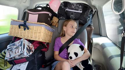 kindersicher,anschnallen,sicher,strafbar,straÃenverkehr,unfallrisiko,kindersitz,kopfschutz,unfall,schutz,sicherheitshelm,teddy,autofahren,familienreise,unfallgefahr,koffer,sicherheitsrisiko,angeschnallt,gurt,reisen,gefahr,sicherheitsgurt,reise,risiko,gefährlich,autositz,gepäck,kinder,riskant,reisetasche,verkehrsrisiko,kind,ferien,verkehrssicherheit,schützen,person,sicherheit,reisegepäck,kfz,stapel,urlaub,sommerferien,packen,rückbank,familienurlaub,rücksitz,vollgepackt,autoreise,auto,gestapelt Auf der Fahrt in den Urlaub sollten die vielen losen Gegenstände im Auto gesichert werden, damit niemandem etwas passiert. Mit Rutsch Stopp und Expertenhinweisen bietet Kremer ein Sicherheitspaket.