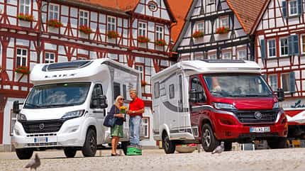 Hymer Van 374, Laika Ecovip 305 Die kompakten Teilintegrierten von Hymer und Laika kommen mit der Länge eines typischen Ducato-Kastenwagens aus. Dabei setzen die Geschwistermodelle auf ganz unterschiedliche Konzepte.