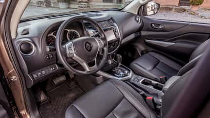 Mercedes X-Klasse gegen Nissan Navara, Renault Alaskan und VW Amarok, Vergleichstest, ams1618 Renault Alaskan Interieur