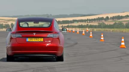 Tesla Model 3 gegen BMW 330i Tesla Model 3 gegen BMW 330i