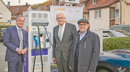 EnBW-Chef Frank Mastiaux, Ministerpräsident Winfried Kretschmann und Minister Winfried Hermann (v. l. n. r.) beim Ladestopp des Herrn Ministerpräsidenten Kretschmann an der SAFE-Ladesäule in Bad Urach