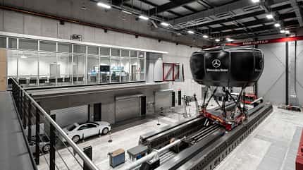 Mercedes Fahrverhaltensentwicklung, yt1219, Reportage Mercedes Fahrverhaltensentwicklung, Simulator aussen