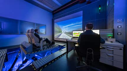 Mercedes Fahrverhaltensentwicklung, yt1219, Reportage Mercedes Fahrverhaltensentwicklung, Simulator innen