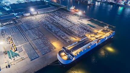 02/2020, Neuwagen Neuwagen, Autotransporter, Hafen, neue Autos, Export, Auto-Absatz