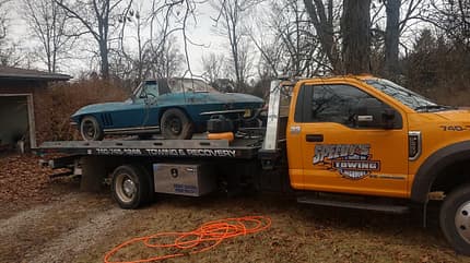 Corvette unter Müllhaufen gefunden Corvette unter Müllhaufen gefunden