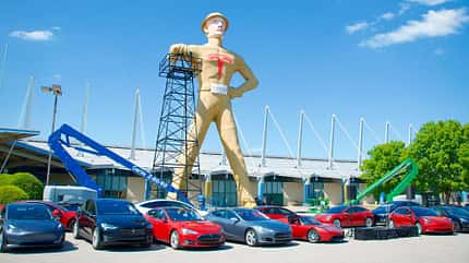Elon Musk Statue, Golden Driller, Tulsa (Oklahoma), 2020 Elon Musk Statue in Tulsa/Oklahoma